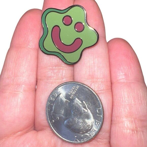 Spongebob Squarepants Smiley Pickle Enamel Pin - Picture 5 of 8